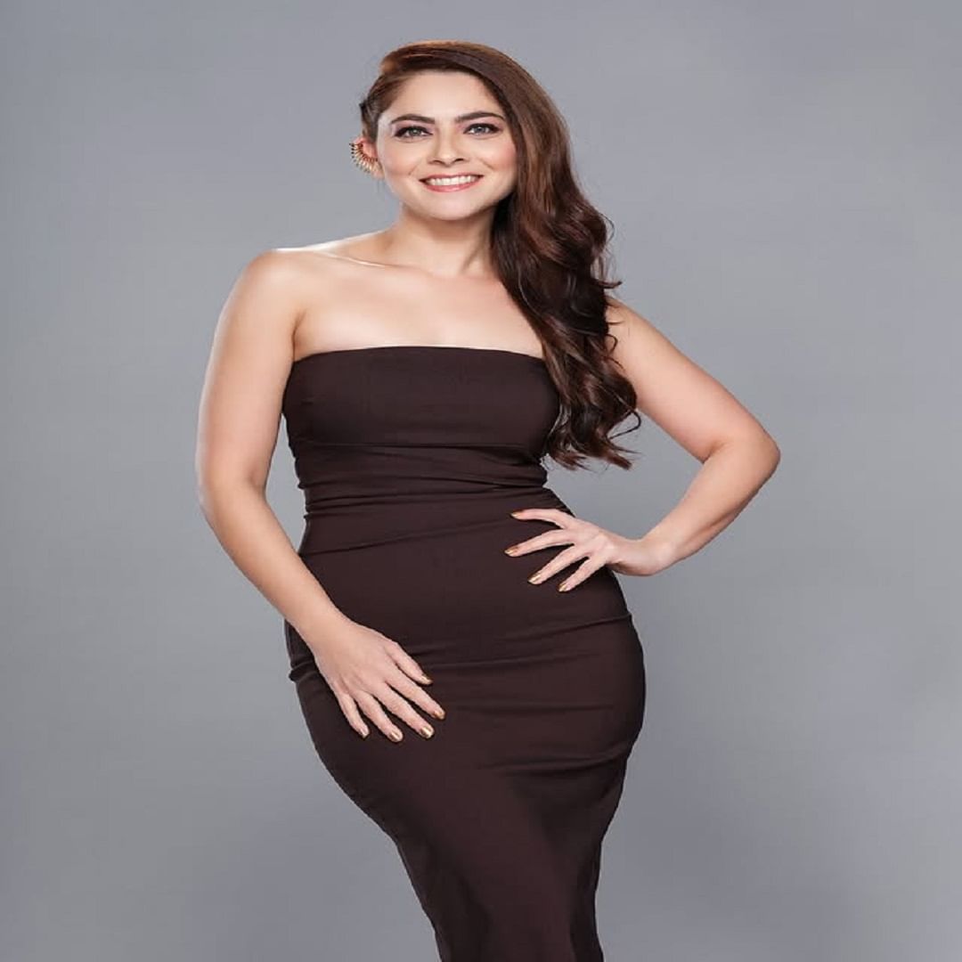 तिच्या या फोटोंवर मोठ्या प्रमाणात लाईक्सचा पाऊस पडताना दिसतोय. मराठी चित्रपटसृष्टीतील अप्सरा अर्थात अभिनेत्री सोनाली कुलकर्णी हिच्या घायाळ अदांवर चाहते फिदा झाले आहेत.