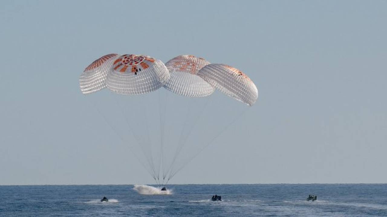 अवघ्या 8 दिवसांसाठी अंतराळात गेलेल्या मात्र तब्बल 9 महिने तिथे अडकून पडलेल्या भारतीय वंशाच्या नासाच्या अंतराळवीर सुनिता विल्यम्स आणि बुच विल्मोर हे दोघेही अखेर पृथ्वीवर दाखल झाले. (Photos : Nasa / Social Media)