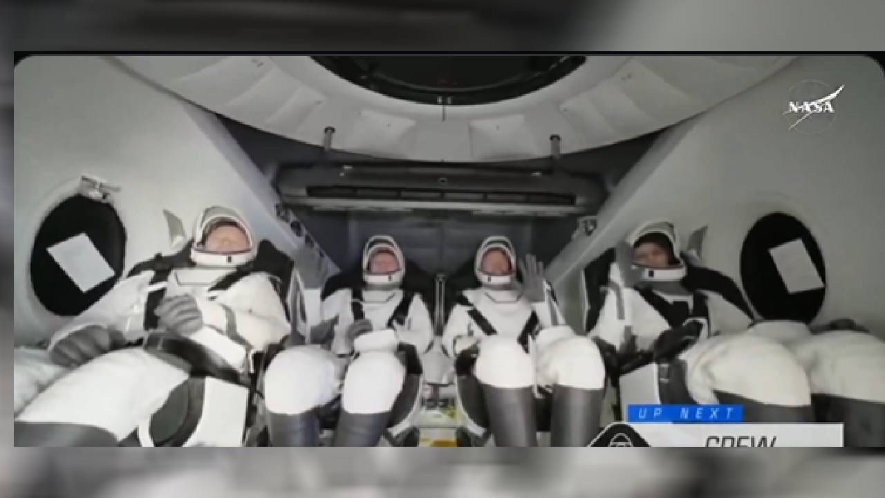 पहाटेच्या सुमारास फ्लोरिडाच्या किनाऱ्यावर त्यांचं यशस्वी लँडिंग झालं आणि त्यांच्या कुटुंबियांसह जगभरातल सर्वांचांच जीव भांड्यात पडला. त्यांचं जोरदार स्वागत करण्यात आलं. सुनिता आणि बुच यांच्या यशस्वी गृहवापसीमुळे फक्त  अमेरिकेतच नव्हे तर भारतातही उत्साहाचं वातावरण आहे. 