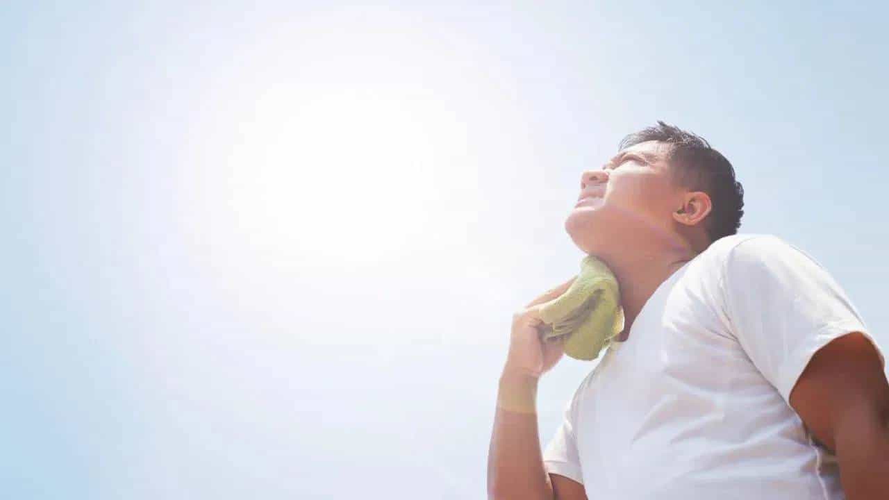 Heatstroke : उन्हाळ्यात उष्मघातापासून बचाव करण्यासाठी या सोप्या ट्रिक्स करा फॉलो