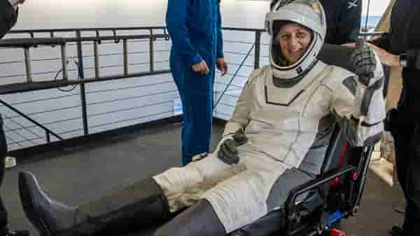Sunita Williams : अखेर सुनिता विल्यम्सचं सुखरूप आगमन, 9 महिन्यांनी पृथ्वीवर पाऊल टाकताच डॉल्फिन्सचा गराडा, पहा Video