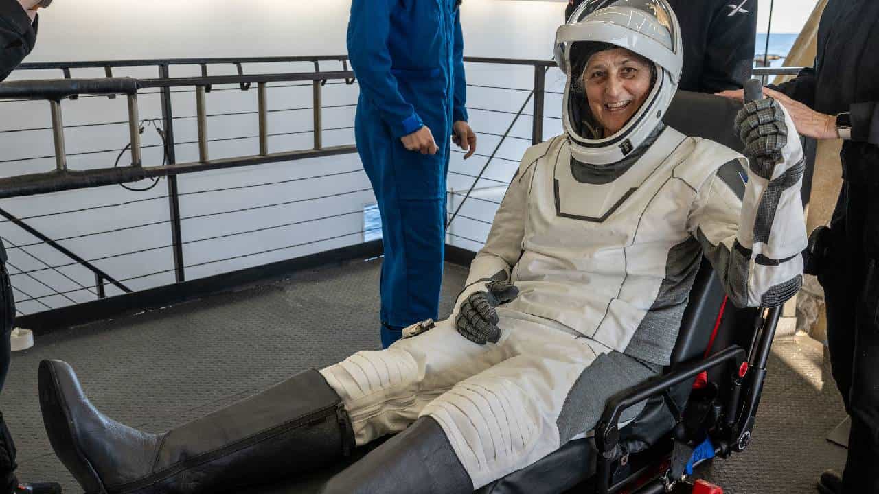 Sunita Williams : अखेर सुनिता विल्यम्सचं सुखरूप आगमन, 9 महिन्यांनी पृथ्वीवर पाऊल टाकताच डॉल्फिन्सचा गराडा, पहा Video
