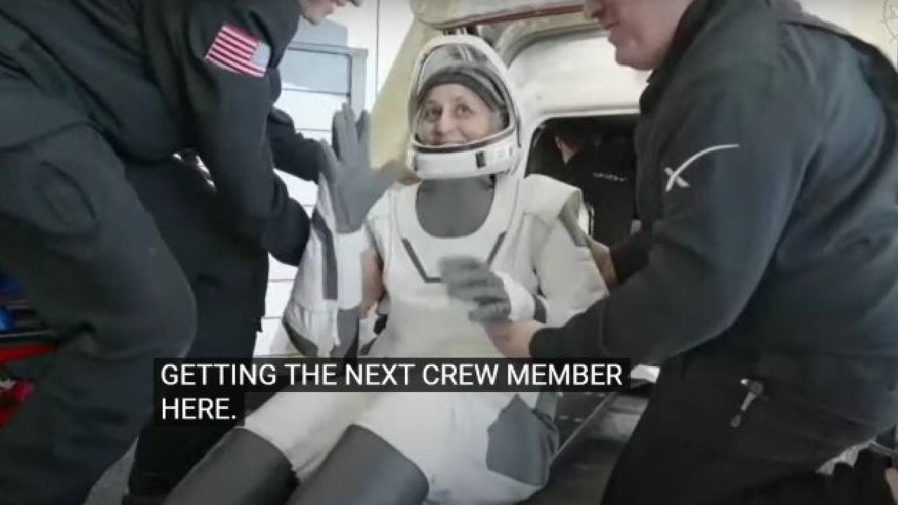 सुनिता विल्य्म्स आणि बुच विल्मोर या दोघांनीही गेल्या वर्षी 5 जून रोजी केप कॅनवेरल येथून बोईंगच्या नवीन स्टारलाइनर कॅप्सूलमधून उड्डाण केलं. अवघ्या 8 दिवसांसाठी ते अंतराळात गेले होते.