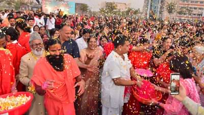 पतंजली विद्यापीठात फुलांची होळी, रामदेव बाबांसह भक्तांनी लुटला आनंद
