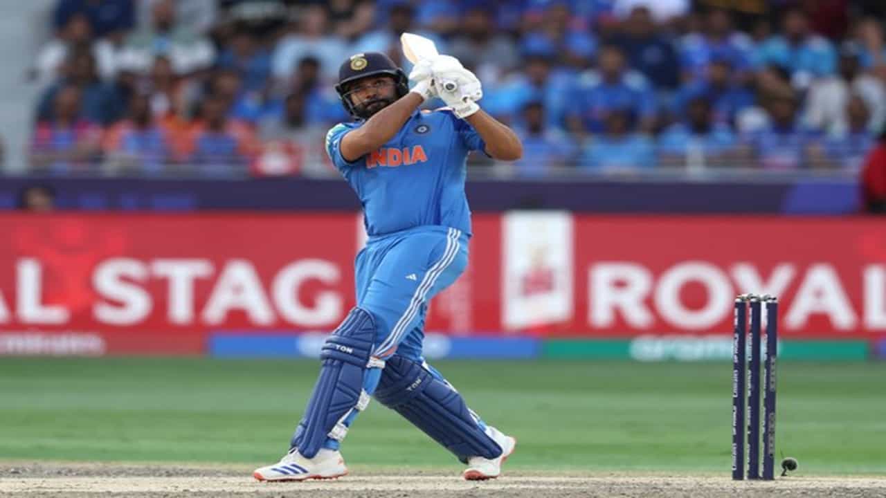 IND vs NZ Final : 3 षटकार आणि 5 चौकार, कॅप्टन रोहित शर्माचं झंझावाती अर्धशतक, टीम इंडियाची वादळी सुरुवात