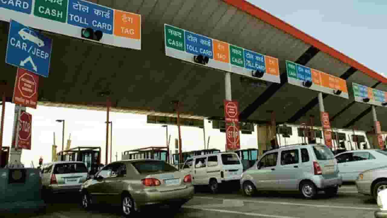 Toll Tax Rate Hike Video : मुंबई-पुणे एक्स्प्रेसवरून प्रवास करताय? 1 एप्रिलपासून टोल महागणार, एकेरी प्रवासाला 'इतक्या' रूपयांची वाढ