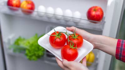 टोमॅटो फ्रीजमध्ये का ठेवू नयेत, ते साठवण्याचा योग्य मार्ग कोणता? जाणून घ्या हे सोपे हॅक