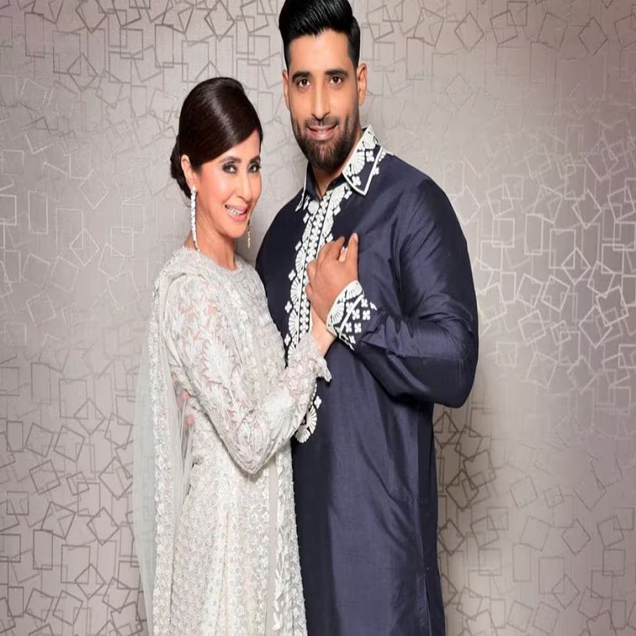 अभिनेत्री उर्मिला मातोंडकर हिने वयाच्या 42 व्या वर्ष उद्योजक आणि  मॉडेल मोहसिन मिर याच्यासोबत लग्न केलं. अभिनेत्रीने 2016 मध्ये अभिनेत्रीने लग्न केलं. 