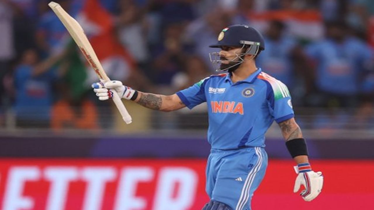 IND vs AUS : 4,4,4,4, विराट कोहलीचं अर्धशतक,ऑस्ट्रेलियाच्या कर्णधाराच्या विक्रमाची बरोबरी