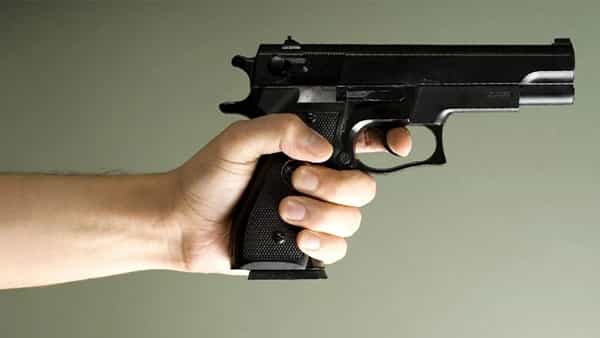 बंदुक हे नाव ऐकलं तरी आपल्या डोळ्यासमोर त्याची प्रतिकृती उभी राहते. आपण अनेकांनी फोटोत किंवा प्रत्यक्ष बंदूक पाहिली असेल. पण जगातील सर्वात मोठी बंदूक नेमकी कोणती होती? हे तुम्हाला माहिती आहे का? नाही ना... चला तर मग आज आपण त्याबद्दल जाणून घेऊया.