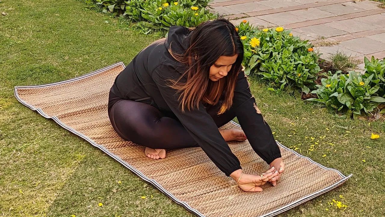 मॅटशिवाय योगा शक्य आहे का? जर तुमच्याकडे योगा मॅट नसेल, तर तुम्ही पारंपरिक पद्धतीनुसार गवत किंवा सुती चटईचा वापर करू शकता. मात्र, मॅटशिवाय योगा करताना अधिक काळजी घेणे आवश्यक आहे. हे करताना तुम्हाला कोणतीही दुखापत होणार नाही याची काळजी घ्यावी.  त्यामुळे, योगा करताना योगा मॅटचा वापर करणे सोयीचेच नाही, तर ते तुमच्या आरोग्यासाठी आणि सुरक्षिततेसाठी देखील महत्त्वाचे आहे.