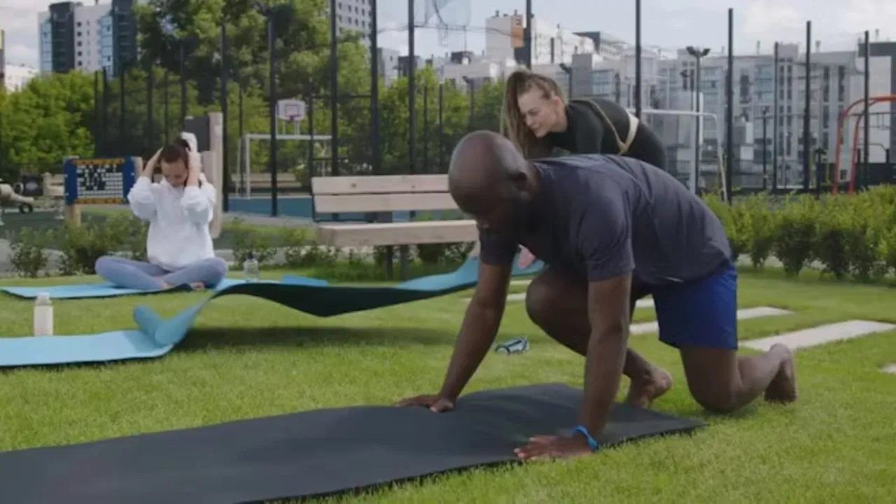 जर तुम्ही योगा करत असाल किंवा सुरू करण्याचा विचार करत असाल, तर योगा मॅटचे महत्त्व समजून घेणे गरजेचे आहे. पूर्वी लोक योगासाठी गवत, चटई किंवा रबर चटईचा वापर करायचे, पण आता बहुतांश लोक योगा मॅटचा वापर करतात.