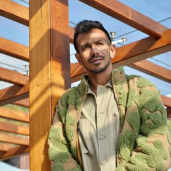 क्रिकेटर युजवेंद्र चहल आणि आरजे महवश या दोघांमध्ये नेमकं काय शिजतंय, असा प्रश्न अनेकांना पडला आहे. धनश्रीला घटस्फोट दिल्यानंतर युजवेंद्र महवशला डेट करत असल्याच्या चर्चांना उधाण आलं आहे. या अफेअरच्या चर्चांदरम्यान महवशचा एक जुना व्हिडीओ सध्या सोशल मीडियावर व्हायरल होत आहे.