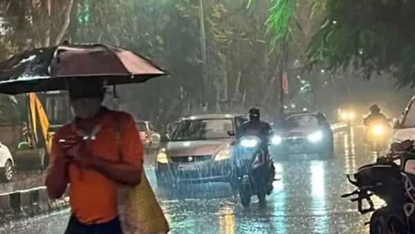 एकीकडे महाराष्ट्रात उन्हाचा कडाका चांगलाच वाढला आहे, विदर्भ प्रचंड तापला असून, तापमान 41 अंश सेल्सिअसच्या पलीकडे गेलं आहे. मात्र दुसरीकडे हवामान विभागाकडून राज्यात पुन्हा एकदा पावसाचा इशारा देण्यात आला आहे.