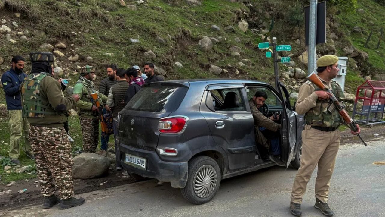 सोबतच अटारी बॉर्डर देखील बंद करण्यात आली असून, पाकिस्तानी नागरिकांचे व्हिसा रद्द करण्यात आले आहेत, त्यांना देश सोडण्याचे आदेश देण्यात आले आहेत.