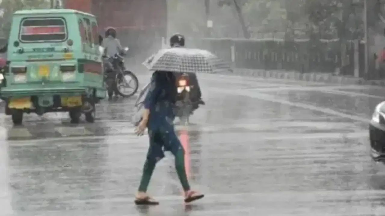 बिहारप्रमाणेच उत्तर प्रदेशमध्ये देखील हवामान विभागाकडून पावसाचा इशारा देण्यात आला आहे. उत्तर प्रदेशमधील अनेक जिल्ह्यांमध्ये वादळी वाऱ्यासह पावसाची शक्यता आहे.