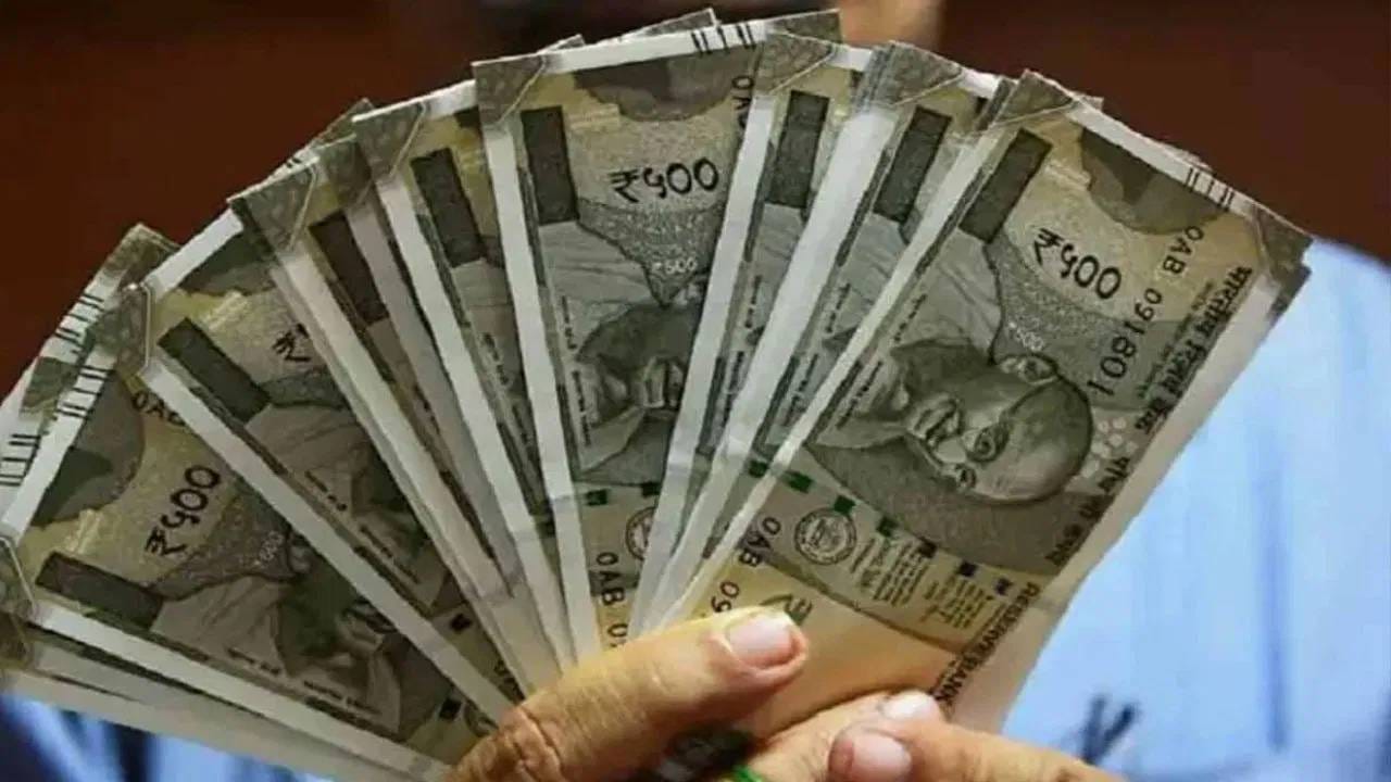  दरम्यान, सध्या 500 रुपयांच्या नोटेवर बंदी घालण्यात आलेली नाही. 500 रुपयांची नोट चलणात चालू आहे. पण भविष्यात याबाबत काही निर्णय होऊ शकतो, असे संकेत तज्ज्ञांनी दिले आहेत.   