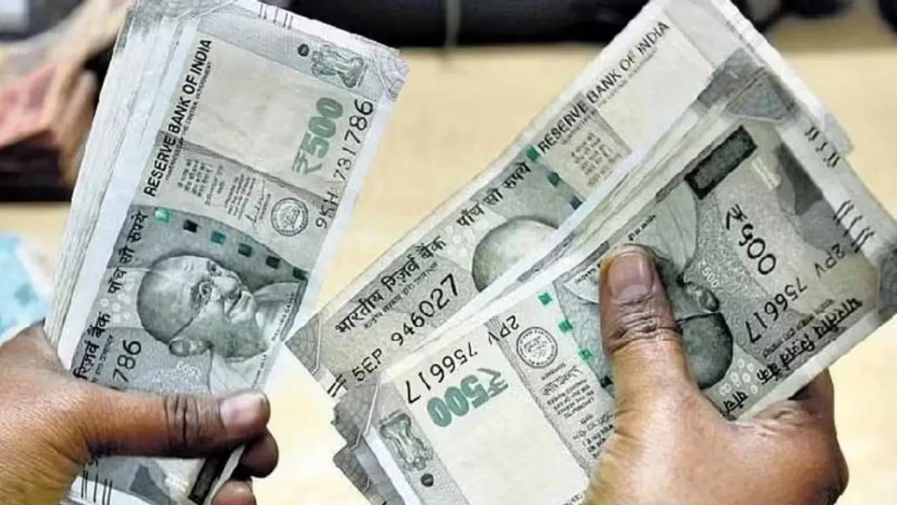 येत्या सप्टेबर 2025 पर्यंत देशातील साधारण 75 टक्के एटीएममध्ये 100 आणि 200 रुपयांच्या नोटा टाकाव्यात असे निर्देश आरबीआयने देशातील बँकांना दिले आहेत. या निर्देशानंतर आता देशात 500 रुपयांची नोट बंद होणार का? असे विचारले जात आहे. 