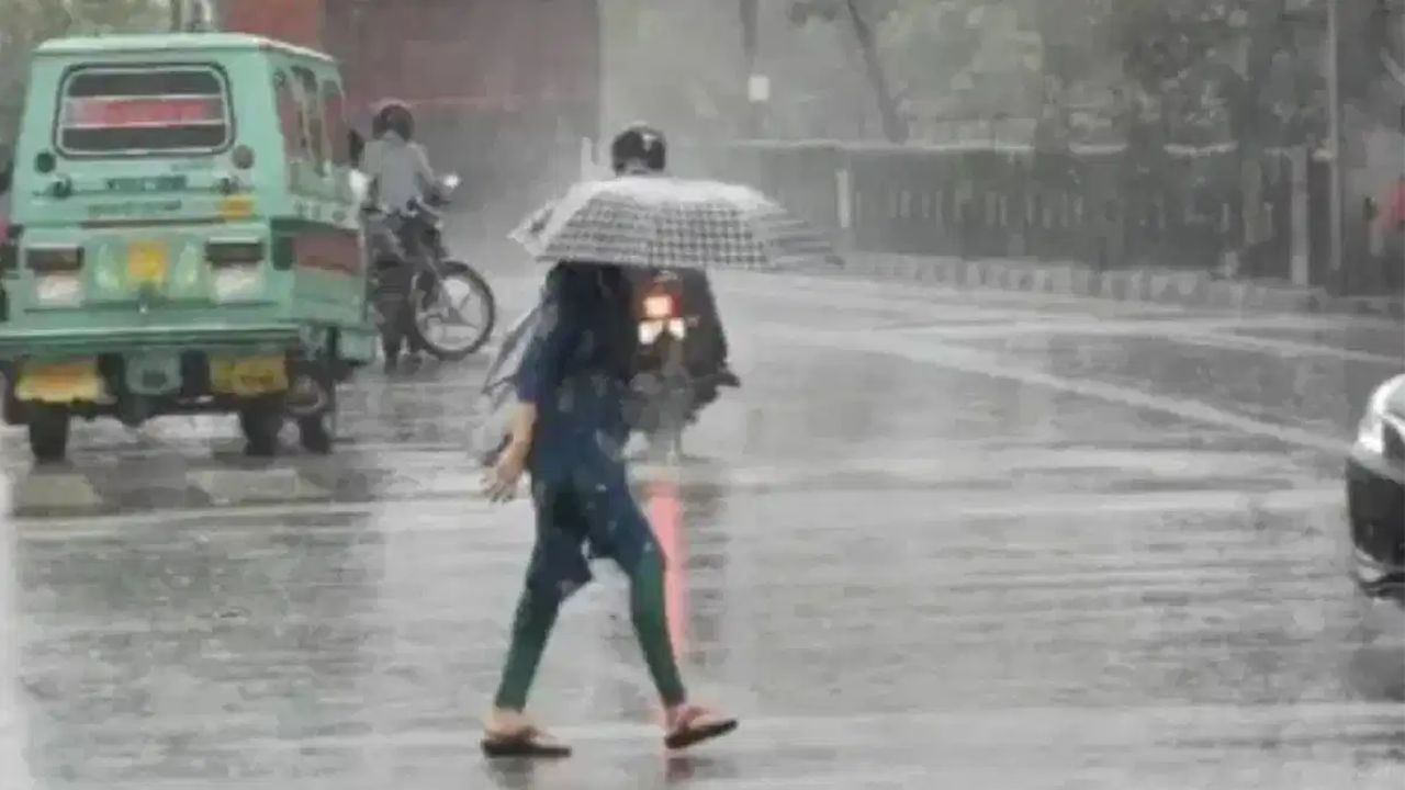 दुसरीकडे बिहार, झारखंड, उत्तर प्रदेश आणि पश्चिम बंगालमध्ये देखील जोरदार पावसाचा इशारा देण्यात आला आहे, सिक्कममध्ये अतिमुसळधार पावसाची शक्यता आहे.