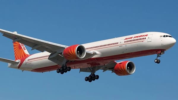 एअर इंडियाच्या विमानात धक्कादायक घटना, एका प्रवाशानं केली दुसऱ्याच्या अंगावर लघवी