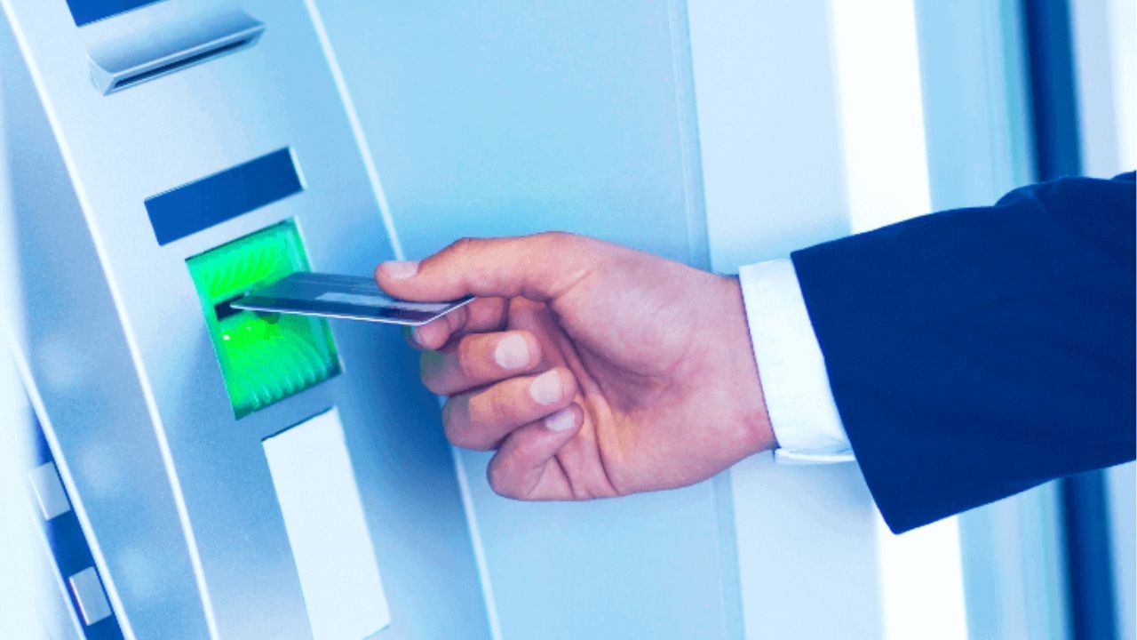 एटीएममधून पैसे काढणे महागणार : उद्यापासून एटीएममधून पैसे काढणे अधिक महाग होणार आहे. येत्या १ मे पासून प्रत्येक एटीएम व्यवहारासाठी १९ रुपये शुल्क भरावे लागणार आहेत. यापूर्वी केवळ १७ रुपये भरावे लागत होते. तसेच बॅलन्स तपासण्यासाठी ७ रुपये शुल्क आकारले जाणार आहे. यापूर्वी ही रक्कम ६ रुपये इतकी होते. यामुळे आता एटीएमचा वापर जपून करावा लागणार आहे.