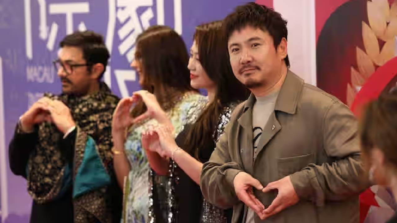 या फेस्टिव्हलमध्ये आमिर आणि गौरी पारंपरिक पोशाखात उपस्थित होते. आमिरने काळ्या रंगाचा कुर्ता-पायजमा आणि त्यावर शाल परिधान केला होता. तर गौरीने फ्लोरल सिल्क साडी नेसली होती. 
