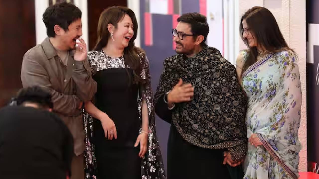 गर्लफ्रेंडचा गौरीचा हात हातात घेऊन आमिरने यावेळी फोटोसाठी पोझ दिले. या दोघांच्या जोडीने सर्वांचं लक्ष वेधलं होतं. यावेळी या दोघांसोबत चिनी अभिनेता शेन टेंग आणि मा ली हे दोघंसुद्धा होते. 
