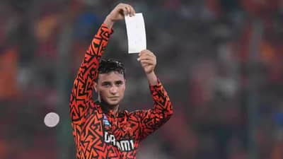 शर्माना मत..! हैदराबादच्या अभिषेकचा झंझावात, शतकी खेळीनंतर चिठ्ठीवर लिहिलेला मेसेज दाखवला Video