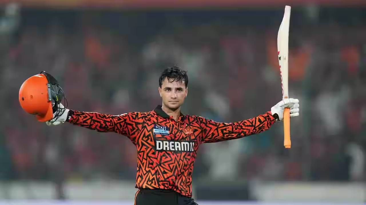 अभिषेक शर्माच्या शतकी खेळीत शुबमन गिलचं योगदान, मैदानात अशी दिली साथ अभिषेक शर्माच्या शतकी खेळीत शुबमन गिलचं योगदान, मैदानात अशी दिली साथ