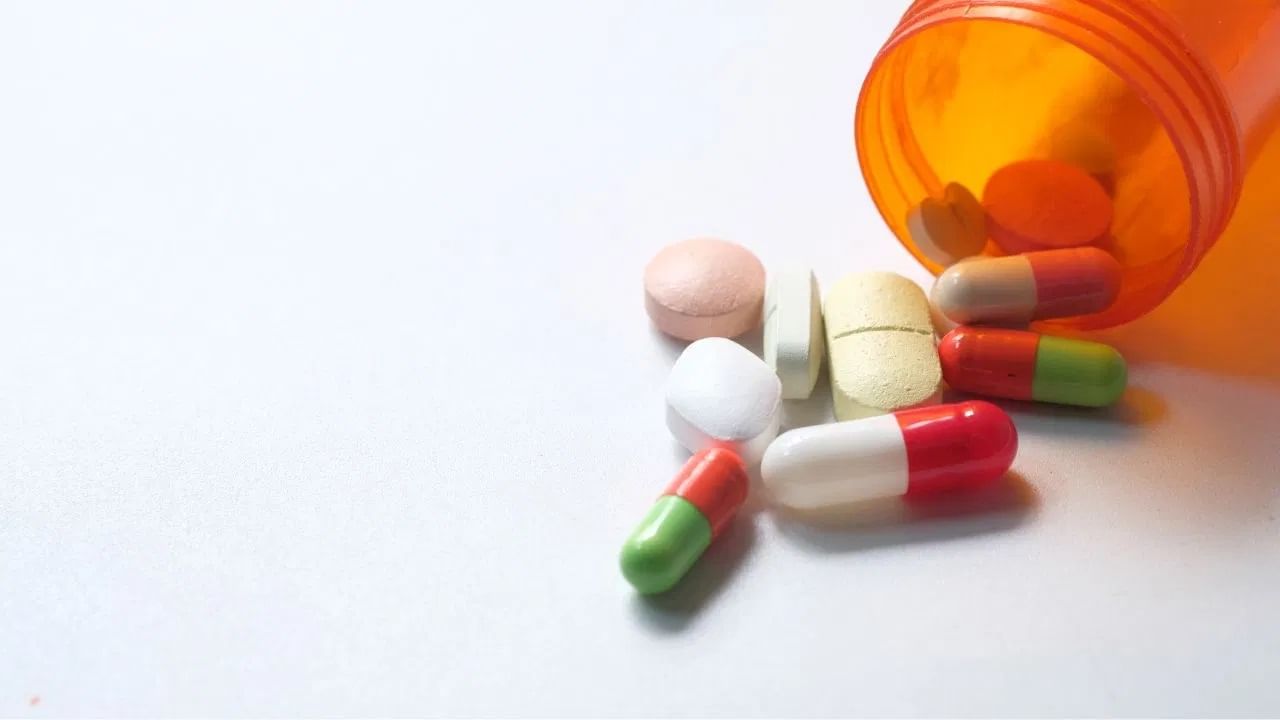 डॉक्टरांचा सल्ला न घेता गर्भपाताची औषधे घेतल्याने सामान्यपेक्षा जास्त रक्तस्त्राव होऊ शकतो. अशक्तपणा देखील होऊ शकतो. गोळी घेतल्याने मळमळ किंवा अस्वस्थता येऊ शकते. जर मळमळ, अशक्तपणा, अतिसार किंवा उलट्या बराच काळ राहिल्या तर ते गंभीर संसर्गाचे लक्षण असू शकते.