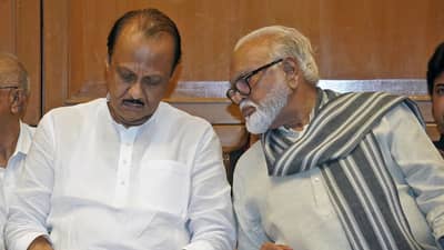 अजित पवार- छगन भुजबळ एकाच व्यासपीठावर, मंत्रिमंडळात स्थान मिळण्याचे लागले बॅनर