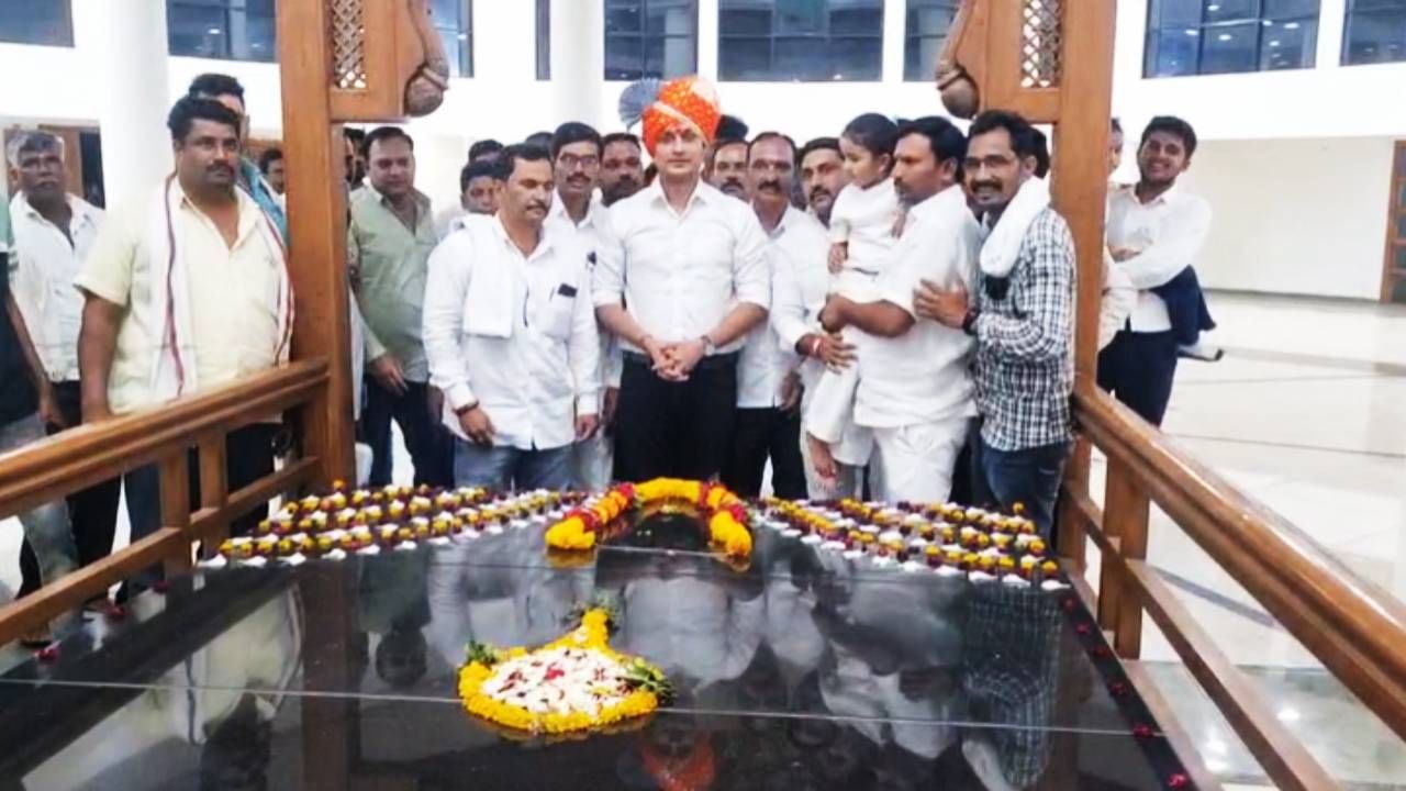अक्षय याच्या आईने त्याचे औक्षण देखील केले. त्यानंतर अक्षय मुंडे यांनी लोकनेते गोपीनाथ मुंडे यांच्या समाधीचे दर्शन घेतले.