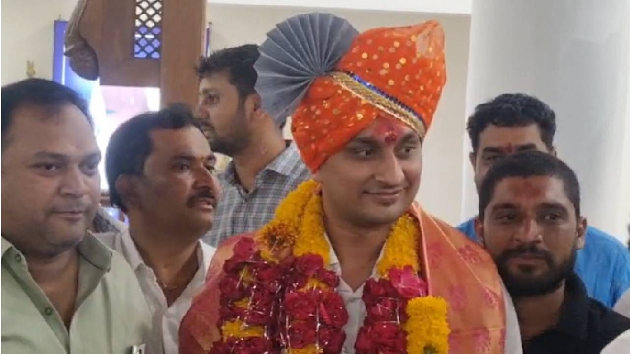 नुकताच केंद्रीय लोकसेवा आयोगाचा परीक्षेचा निकाल जाहीर झाला यामध्ये परळी तालुक्यातील पांगरी येथील अक्षय मुंडे याने 699 रॅक मिळवला.