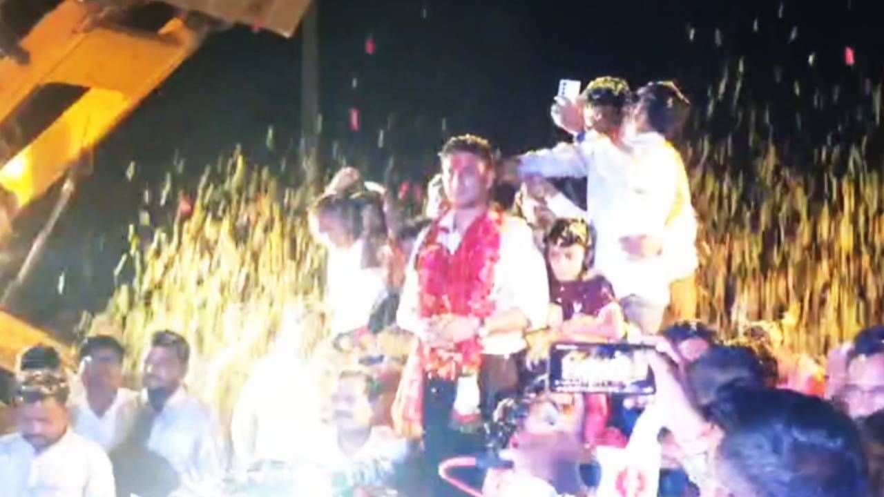 यूपीएससीसाठी कमीत कमी दहा बारा तास अभ्यास करावा लागतो. परिस्थिती पुढे खचून जाऊ नका मेहनत करा, स्वत:वर विश्वास ठेवा मेहनत करत रहा. हे कुणीही करू शकते, अशी प्रतिक्रिया त्याने दिली.