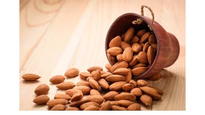 बदामांसोबत या गोष्टी चुकूनही खाऊ नका? आरोग्यासाठी असतात घातक