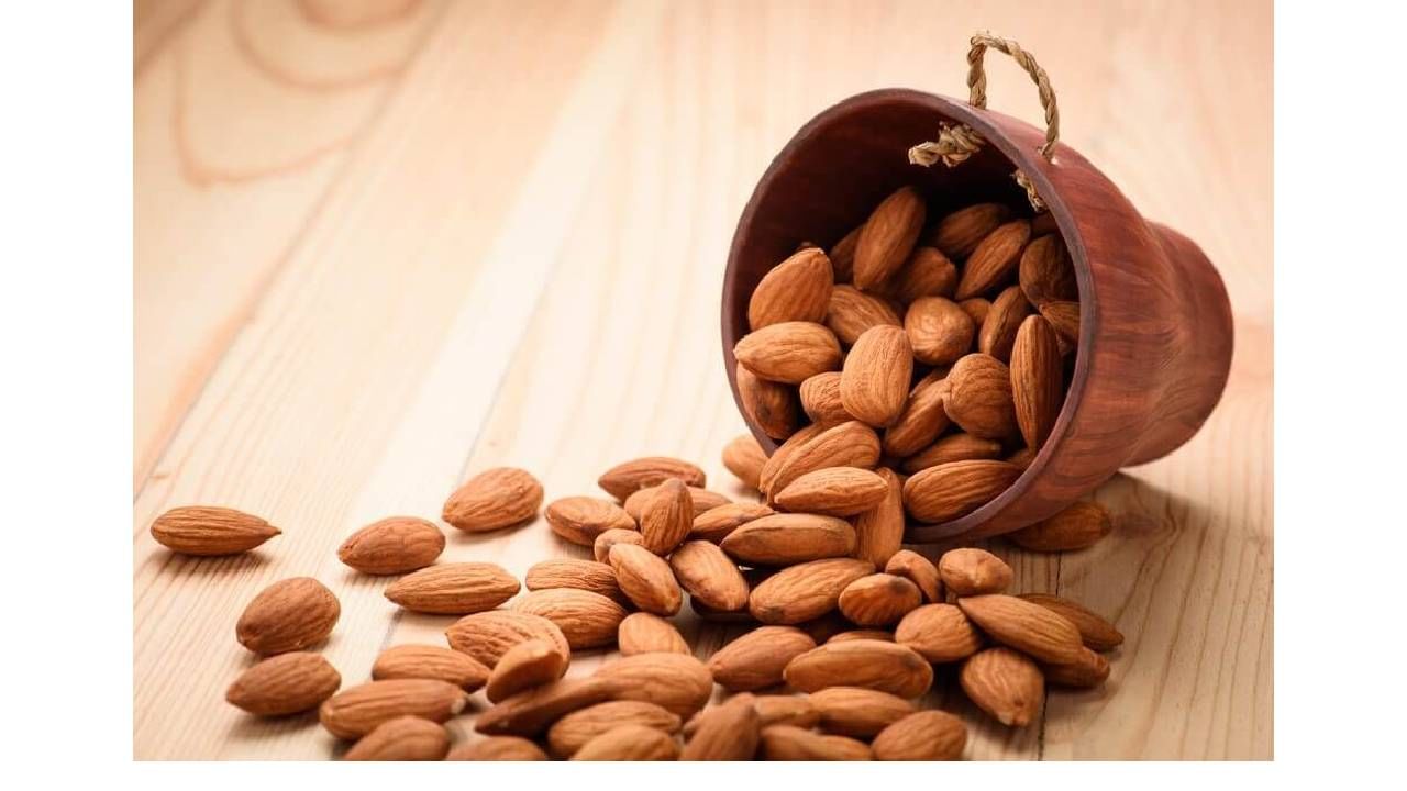 बदामांसोबत 'या' गोष्टी चुकूनही खाऊ नका? आरोग्यासाठी असतात घातक बदामांसोबत 'या' गोष्टी चुकूनही खाऊ नका? आरोग्यासाठी असतात घातक