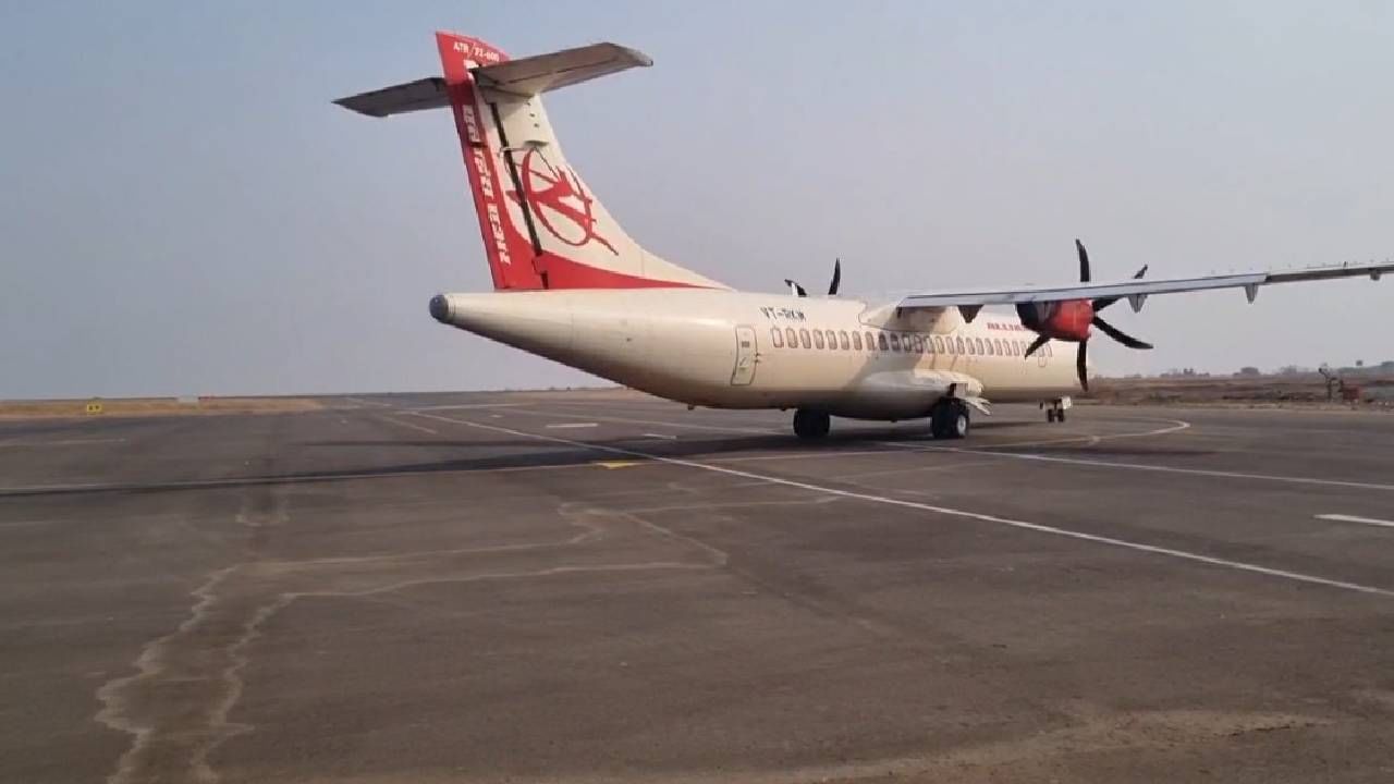 हे विमान मुंबईवरून दुपारी 2 वाजून 15 मिनिटांनी टेक ऑफ होईल. त्यानंतर अमरावतीवरून 4 वाजून 40 मिनिटांनी मुंबईसाठी रवाना होईल. सायंकाळी 6 वाजून 25 मिनिटांनी मुंबईत दाखल होईल. दरम्यान एअरअलाइन्सने जाहीर केलेल्या विमानाची सुटेबल नसल्याचे नागरिकांनी म्हटलं आहे. त्यामुळे वेळेत बदल करण्याची मागणी केली जात आहे.