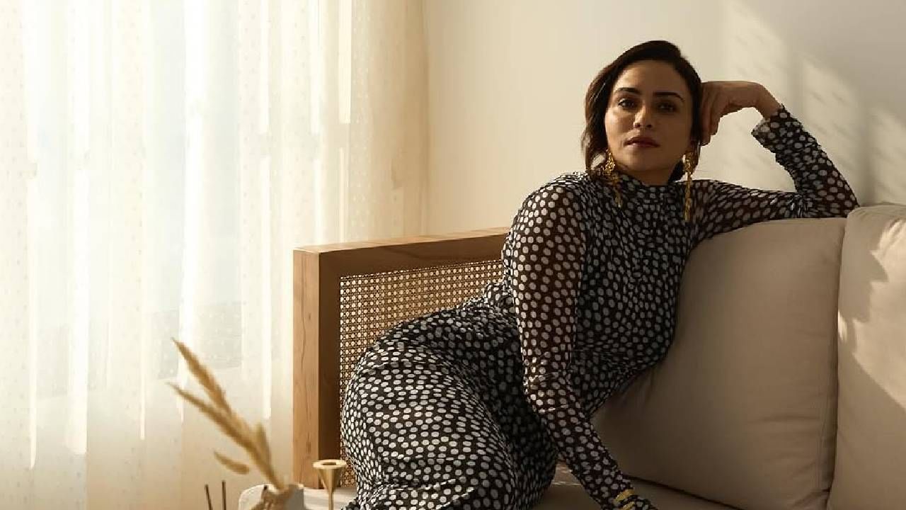 'ही तर बाई संत्या..'; अमृता खानविलकरच्या घरातील अजब नियम ऐकून नेटकऱ्यांना आली संतोष जुवेकरची आठवण