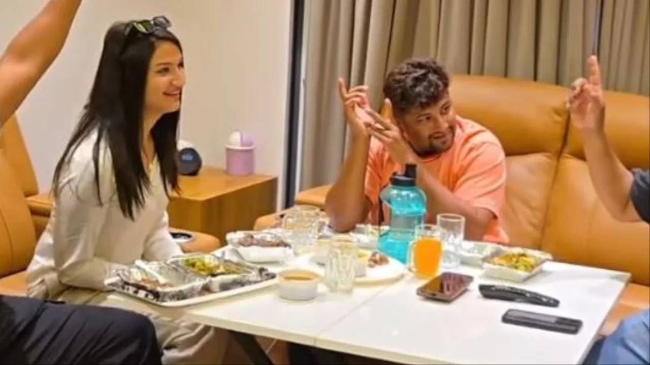 Anaya Bangar: 'आम्ही एकत्र...', बांगरच्या मुलीने क्रिकेटपटू सरफराज खानसोबत फोटो शेअर करत उडवली खळबळ Anaya Bangar: 'आम्ही एकत्र...', बांगरच्या मुलीने क्रिकेटपटू सरफराज खानसोबत फोटो शेअर करत उडवली खळबळ