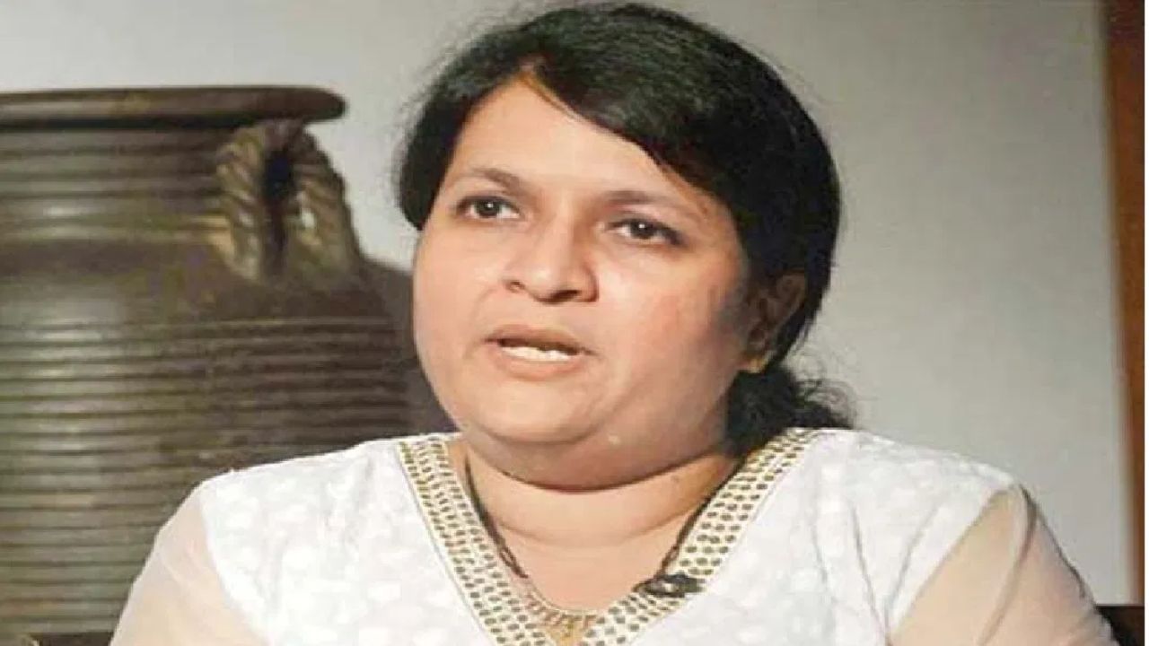'जनतेच्या कष्टाच्या पैशांमधून...' दमानियांचा तटकरेंवर निशाणा, फडणवीसांनाही टोला