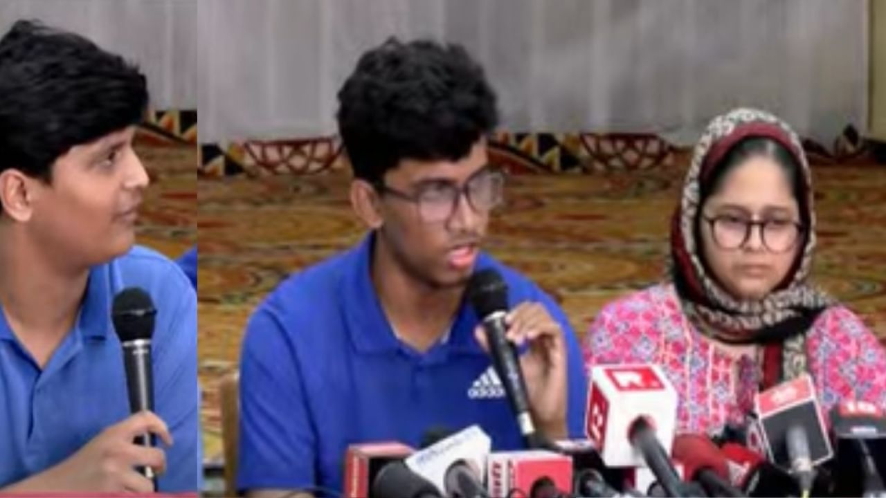सर्व दहशतवाद्यांना ठार करा, 'शूट एट साइट'चे आदेश द्या...मोने, जोशी, लेले कुटुंबियांची मागणी सर्व दहशतवाद्यांना ठार करा, 'शूट एट साइट'चे आदेश द्या...मोने, जोशी, लेले कुटुंबियांची मागणी