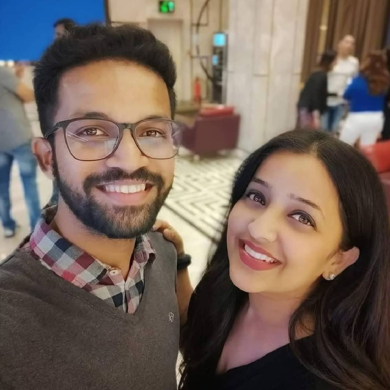 प्रसिद्ध अभिनेत्री अपूर्वा नेमळेकरचा भाऊ ओमकार नेमळेकर याचं 14 एप्रिल 2023 रोजी वयाच्या 28 व्या वर्षी निधन झालं होतं. हृदयविकाराच्या तीव्र झटक्याने त्याने आपले प्राम गमावले होते. आपल्या भावासाठी अपूर्वाने सोशल मीडियावर अत्यंत भावूक पोस्ट लिहिली आहे. 
