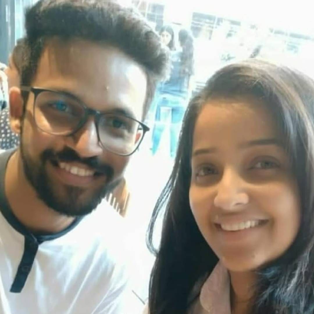 '14 एप्रिल- ज्या दिवसाने सर्वकाही बदललं. फक्त माझ्या लहान भावालाच नाही तर माझ्या आत्म्याच्या एका भागाला गमावून आज दोन वर्षे झाली. असा एकही दिवस गेला नाही, जेव्हा मला तुझी आठवण आली नसेल, ओमकार. दररोज सकाळी मी हीच इच्छा मागते की कदाचित नशिबाने थोडी दया दाखवायला हवी होती, कदाचित.. कदाचित मी परत जाऊन तो एक दिवस बदलू शकले असते. 14 एप्रिल 2023.. माझ्या आयुष्यातील सर्वांत वाईट दिवस', अशा शब्दांत तिने भावना व्यक्त केल्या आहेत. 
