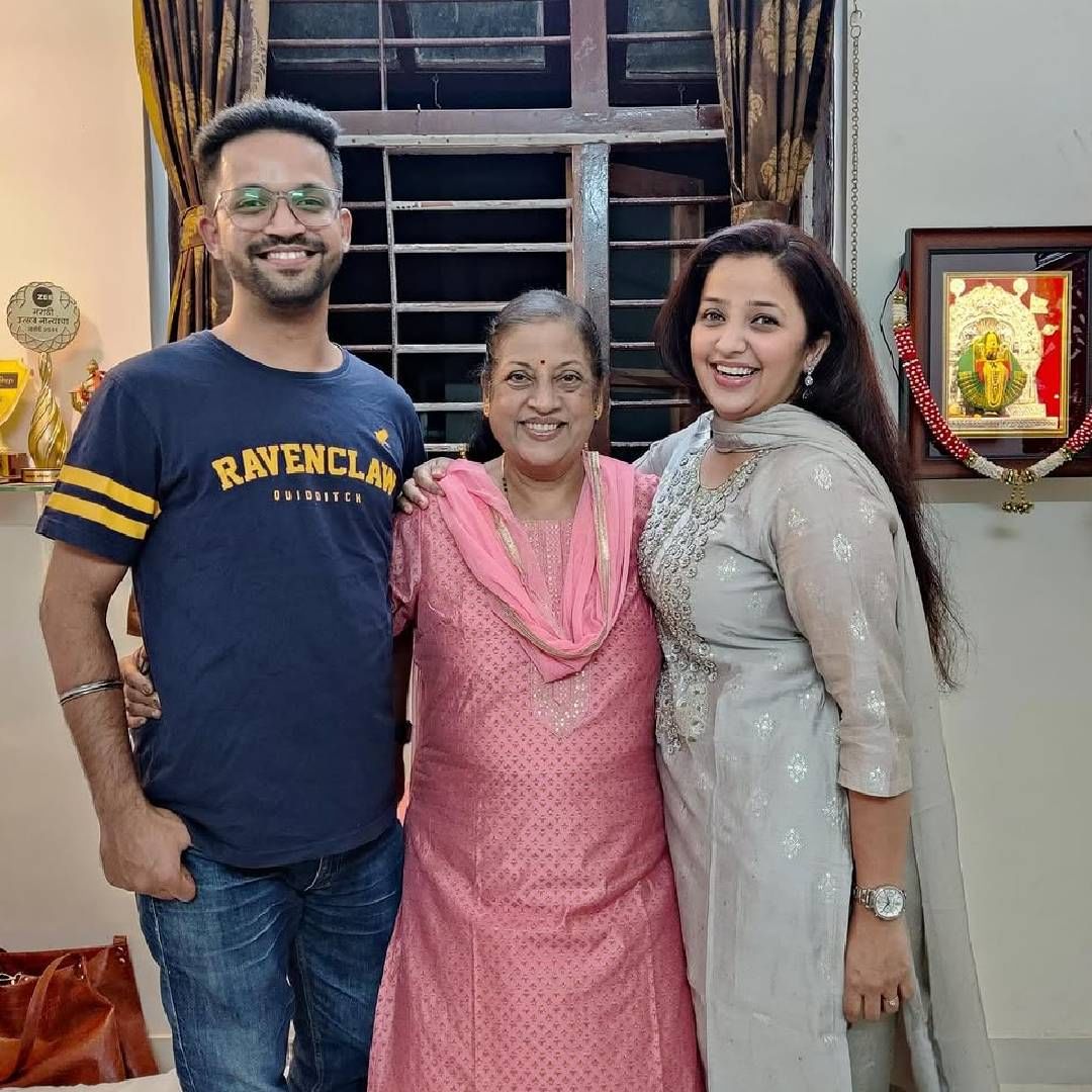 भावाला गमावल्याचं दु:ख व्यक्त करत अपूर्वाने म्हटलंय, 'या दोन वर्षांत मी खूप काही गमावले आहे. असे असंख्य क्षण आले जेव्हा मी आजूबाजूला पाहिलं आणि तू तिथे हसत, चिडवत, सल्ला देत किंवा जसा आहेस तसा असायला हवं होतं अशी इच्छा व्यक्त केली. आयुष्य पुढे गेलंय, पण मी अजूनही पुढे गेले नाही. मी खरंच कधी पुढे जाईन असं मला वाटत नाही.'
