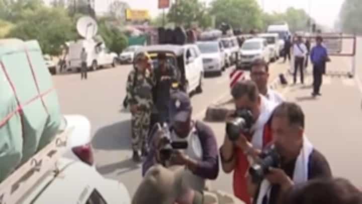 Attari Border : 1 हजार भारतीय नागरिक मायदेशी परतले, 800 पाकिस्तान्यांनी भारत सोडला Attari Border : 1 हजार भारतीय नागरिक मायदेशी परतले, 800 पाकिस्तान्यांनी भारत सोडला