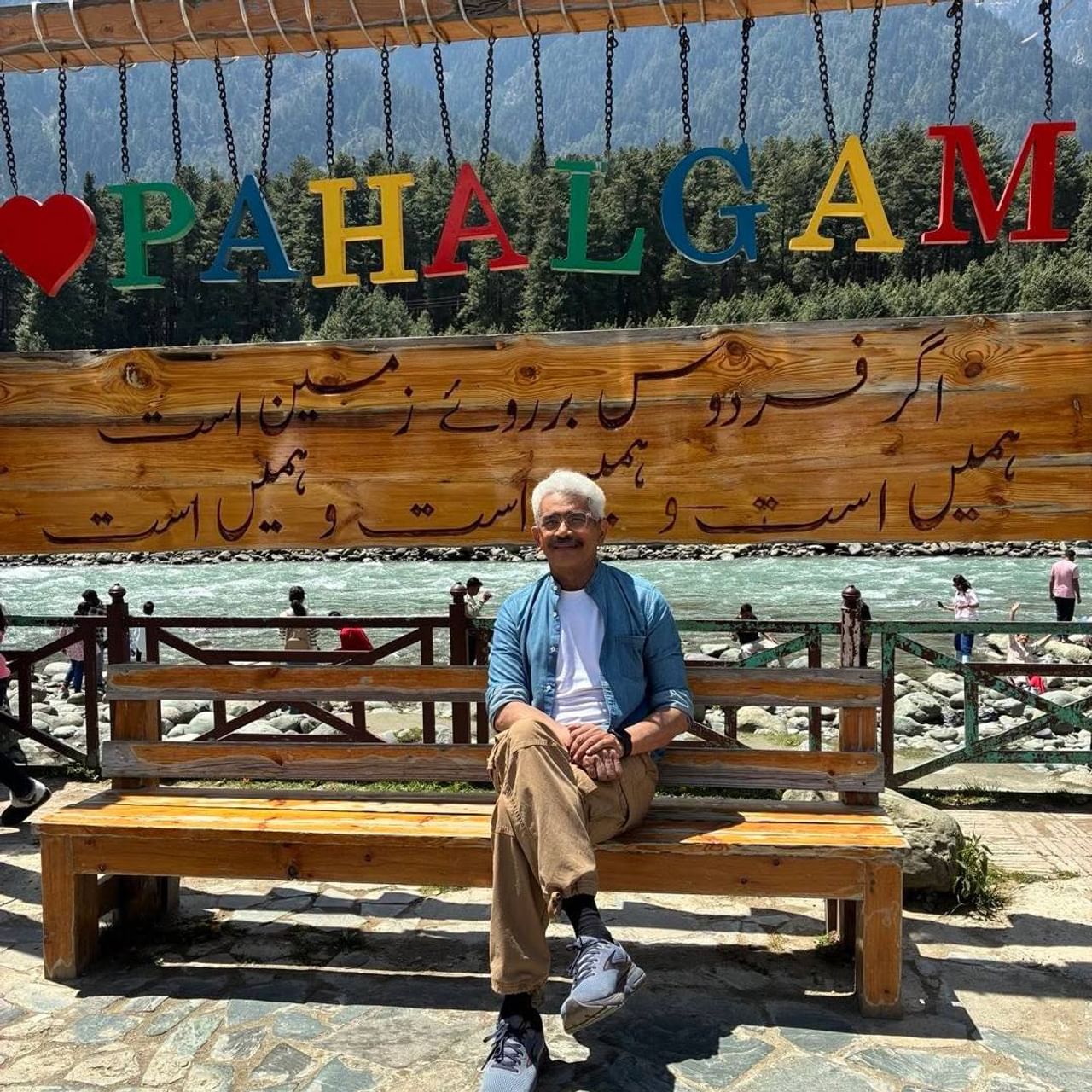 पहलगाम दहशतवादी हल्ल्यानंतर काश्मीर टूर्सच्या बुकिंग एकामागोमाग एक रद्द होत असताना, काश्मीरला भेट द्यायला पर्यटक घाबरत असताना अभिनेते अतुल कुलकर्णी यांनी सर्वांसमोर मोठं उदाहरण सादर केलं आहे. हल्ल्याच्या पाच दिवसांनंतर ते खुद्द काश्मीर आणि पहलगामला फिरायला गेले आहेत.