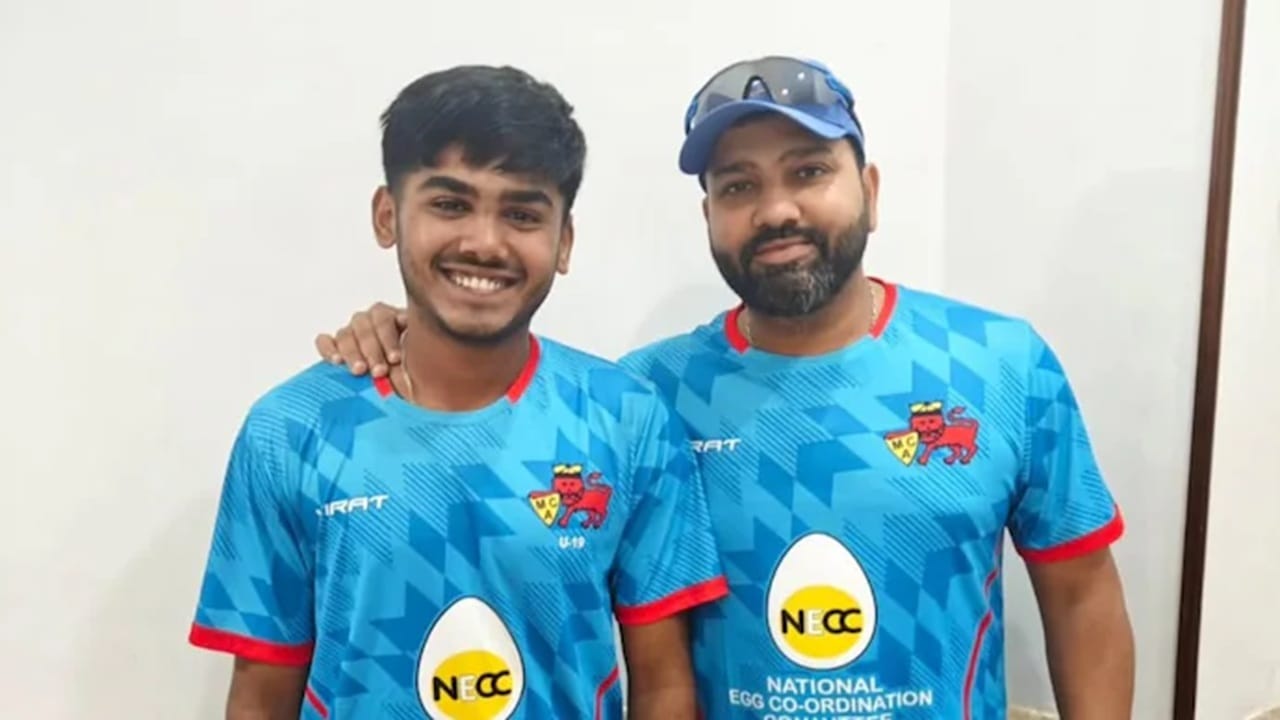 चेन्नई सुपर किंग्सने आयपीएलच्या 18 व्या मोसमात विजयाने सुरुवात केली. मात्र त्यानंतर चेन्नईचा सलग 2 सामन्यात पराभव झाला. सीएसके या पराभवानंतर एक्शन मोडमध्ये आलीय. सीएसकेने मुंबईचा 17 वर्षीय फलंदाज आयुष म्हात्रे याला चेपॉक स्टेडियममध्ये ट्रायलसाठी बोलावलं आहे. (Photo Credit : Ayush Mhatre Instagram)