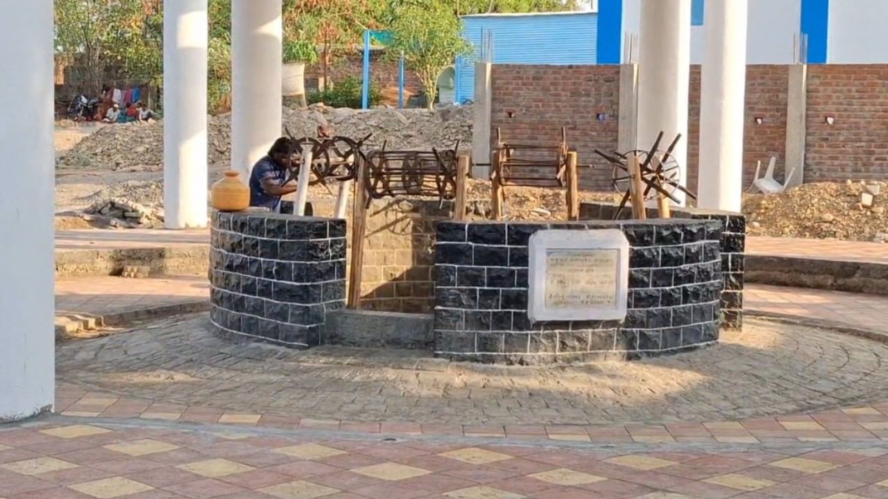 गावात स्पृश्य अस्पृश्यता असल्याने दलितांनी स्वतः ही विहीर खोदली होती. त्यानंतर डॉ. आंबेडकरांच्या हस्ते त्या विहिरीचे उद्घाटन करण्यात आले होते. नंतर सोलापूर जिल्हा लोकल बोर्डाने वळसंग येथील विहीर बांधून दिली होती.