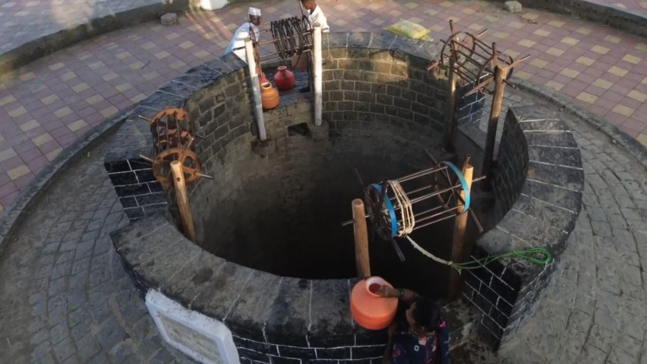 बाबासाहेबांनी देशात ज्या ज्या ठिकाणी भेट दिली, ती ठिकाणं ऐतिहासिक ठरली आहेत. आजही तिथल्या नागरिकांनी आपल्या लाडक्या युगपुरुषाच्या आठवणी जतन करून ठेवल्या आहेत. सोलापूरच्या अक्कलकोटमधील रहिवाशांनी तर एक विहीरच जतन करून ठेवली आहे.