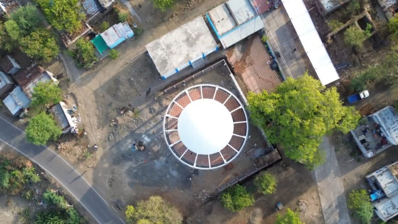 बाबासाहेबांचा लढा केवळ दलितांच्या उद्धारासाठी नव्हता, तर तो समाज घडवण्याचा लढा होता. समाजात समता प्रस्थापित करण्याचा आणि त्यातून देश घडवण्याचा लढा होता. त्यासाठी त्यांनी आपलं अख्खं आयुष्य देशाला अर्पण केलं. आज आपण नेशन फर्स्टची चर्चा करतो. पण त्याकाळात 'मी प्रथम भारतीय आणि अंतिमतः भारतीय आहे', असं ठासून सांगणारे बाबासाहेब हे एकमेव युगपुरुष होते.